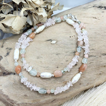 Lade das Bild in den Galerie-Viewer, kurze Halskette Rosenquarz / Mondstein / Prehnit / Perle