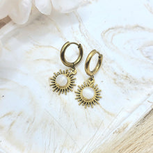 Lade das Bild in den Galerie-Viewer, Creolen Selenit vergoldet