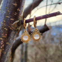 Lade das Bild in den Galerie-Viewer, Creolen Selenit vergoldet