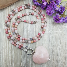 Lade das Bild in den Galerie-Viewer, Lange Halskette Rosenquarz/ Achat/ Rhodonit/ Chrysantheme