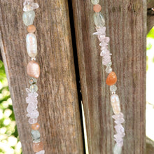 Lade das Bild in den Galerie-Viewer, kurze Halskette Rosenquarz / Mondstein / Prehnit / Perle
