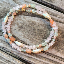 Lade das Bild in den Galerie-Viewer, kurze Halskette Rosenquarz / Mondstein / Prehnit / Perle
